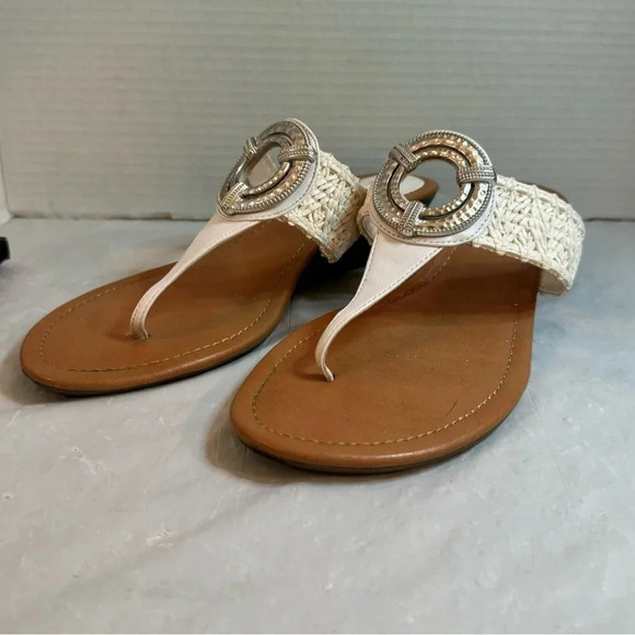 St. John's Bay White T-Strap Thong Sandals Circle Ring - Picture 2 of 6